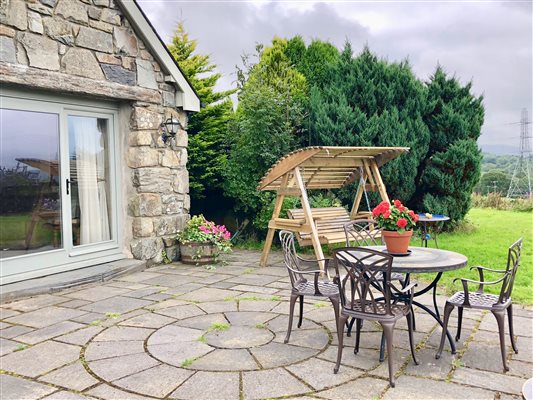 LONG BARN 4 - PATIO OVERLOOKING THE COUNTRYSIDE